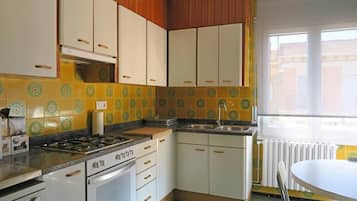 Een koelkast, een magnetron, een oven, een kookplaat