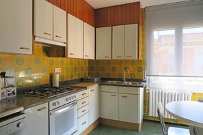 Een koelkast, een magnetron, een oven, een kookplaat