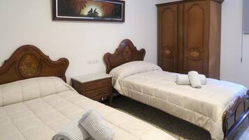 Een strijkplank/strijkijzer, wifi, beddengoed