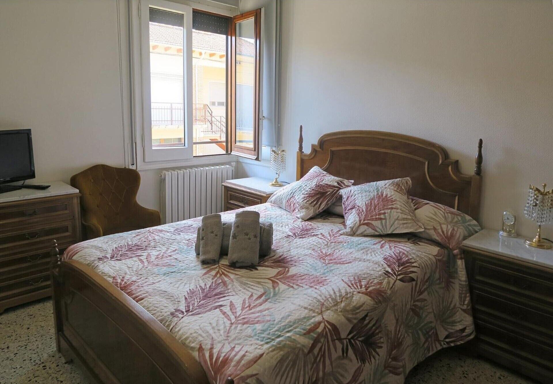 Tabla de planchar con plancha, wifi y ropa de cama 