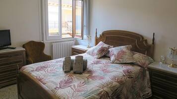 Tabla de planchar con plancha, wifi y ropa de cama