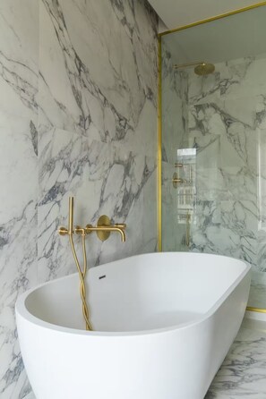 Shower, bidet, towels, soap - PLACE VENDÔME. 2-SUITE VENDÔME APARTMENT. PARIS 1st. FRANCE (Paris)