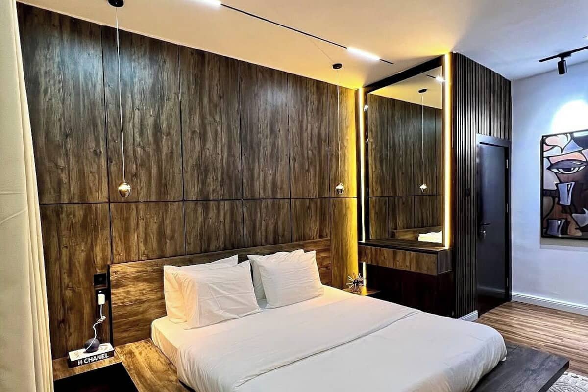 Căn hộ Deluxe, ban công, quang cảnh thành phố | Két bảo mật tại phòng, bàn, khu vực làm việc phù hợp cho laptop