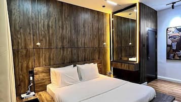 Deluxe-Apartment, Balkon, Stadtblick | Zimmersafe, Schreibtisch, laptopgeeigneter Arbeitsplatz