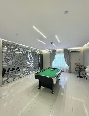 Apartamento luxo, sacada, vista para a cidade | Sala de jogos