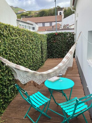 Outdoor dining - Modern room: everything nearby! Explore the sea, the trails, the lagoons and the thermal baths. (Povoação)