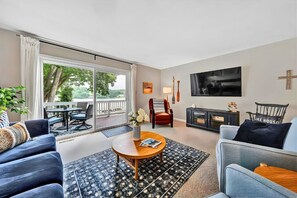 Living area - Moneta Gem: Modern 3BR Townhome w/ Lake Access & Serene Views (Moneta)