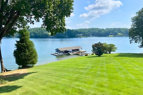 Moneta Gem: Modern 3BR Townhome w/ Lake Access & Serene Views