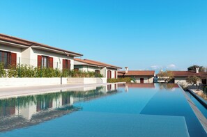 Outdoor pool - Aurora Lights Suite (Desenzano del Garda)