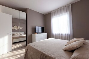 2 bedrooms, iron/ironing board, free WiFi, bed sheets - Aurora Lights Suite (Desenzano del Garda)