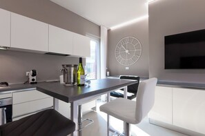 Fridge, microwave, oven, stovetop - Aurora Lights Suite (Desenzano del Garda)
