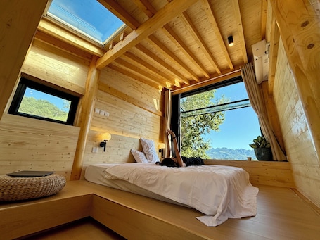 1 bedroom, WiFi, bed sheets. Hilltop Cabin near Simatai Great Wall & Jinshanling Great Wall, Gubei Water Town