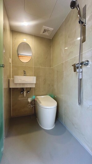 Ducha, secador de pelo, toallas y jabón