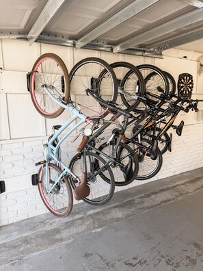A garage with bicycles mounted on a wall. - Forever Lane Retreat…
A Family Friendly Pool home in Sarasota (Sarasota)