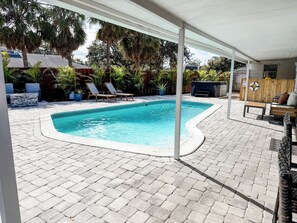 A swimming pool with lounge chairs and a covered patio area. - Forever Lane Retreat…
A Family Friendly Pool home in Sarasota (Sarasota)