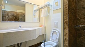 Superior-Doppelzimmer, Terrasse, Gartenblick | Badezimmer | Haartrockner, Hausschuhe, Handtücher, Seife