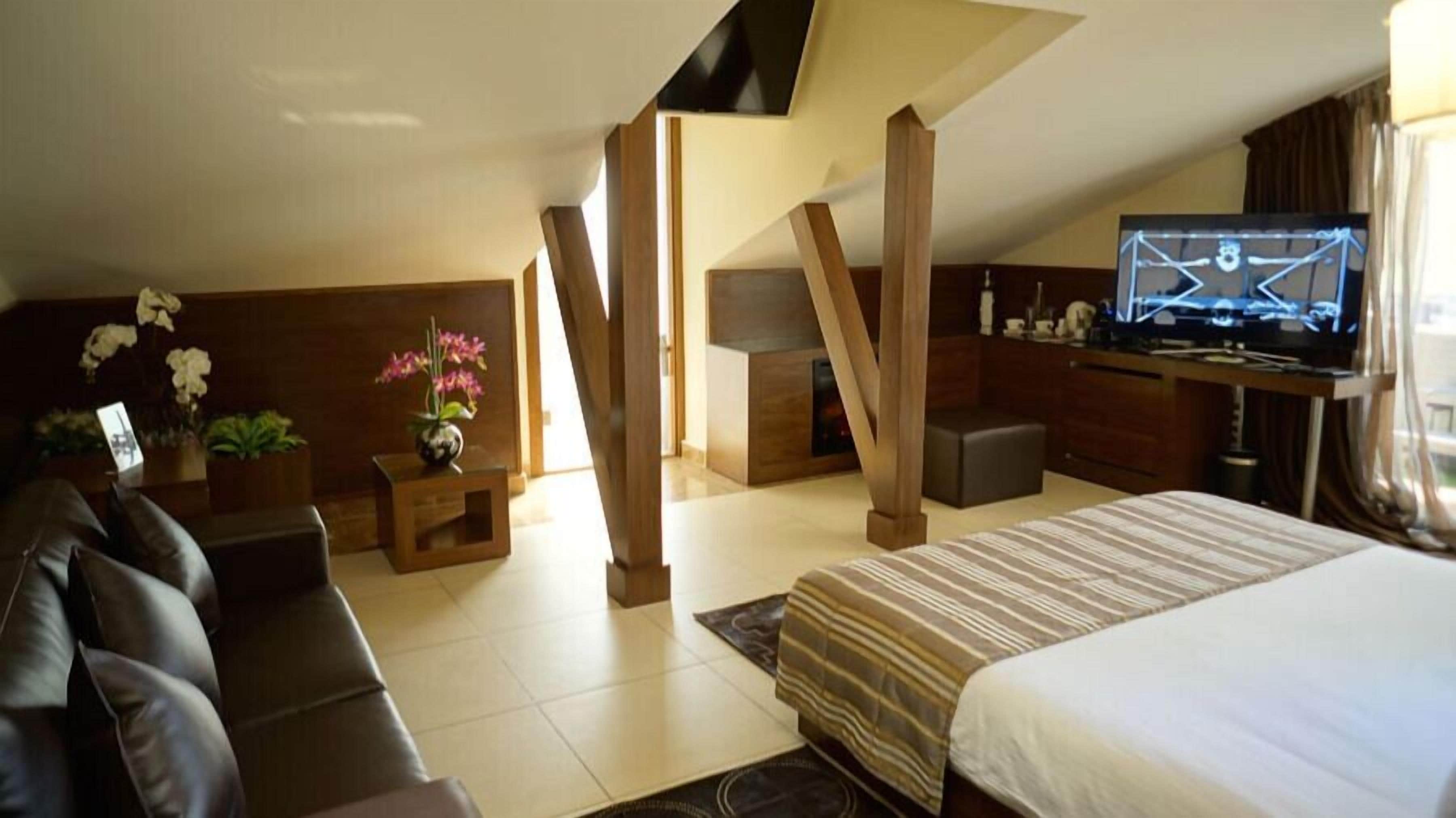 Royal Room | Egyptian cotton sheets, premium bedding, in-room safe, blackout drapes