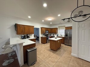 Microwave, oven, stovetop - 4-bedroom house in amazing Frisco ISD (Frisco)
