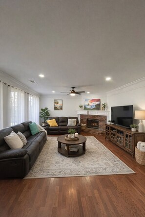 Fireplace - 4-bedroom house in amazing Frisco ISD (Frisco)