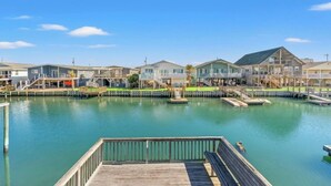 A waterfront property with multiple houses connected by walkways over the water. - 4BR Channel House-Dock-Linda's Castaway Cottage (North Myrtle Beach)