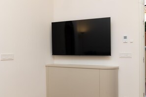 Apartment | Television - Trevi Terrace Apartment (Rome)