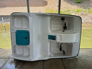 Une pièce dotée d’une grande fenêtre, d’une baignoire blanche et d’un panneau de commande vert.