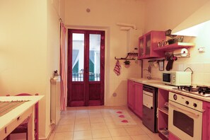 Fridge, microwave, cookware/dishes/utensils - Casa Pepe - Three Bedroom Apartment, Sleeps 5 (Pisa)