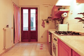 Fridge, microwave, cookware/dishes/utensils - Casa Pepe - Three Bedroom Apartment, Sleeps 5 (Pisa)