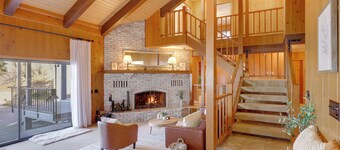 Mtn & Valley Views! Rimforest Lodge w/ Fireplace