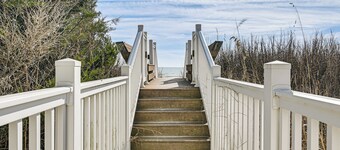 Steps to Pool & Beach: Coastal Carolina Condo!