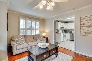 Interior - Knoxville Farmhouse Retreat! Easy Access to Town (Knoxville)