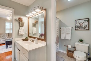 Interior - Knoxville Farmhouse Retreat! Easy Access to Town (Knoxville)