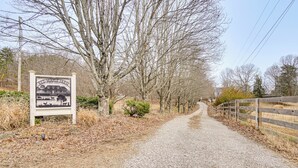 A gravel path leading to a farm with a signboard. - Knoxville Farmhouse Retreat! Easy Access to Town (Knoxville)