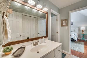 Interior - Knoxville Farmhouse Retreat! Easy Access to Town (Knoxville)