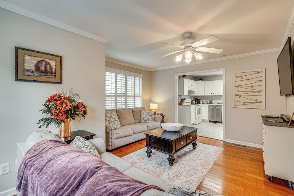 Knoxville Farmhouse Retreat! Easy Access to Town - Loudon, TN