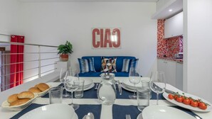 Ein modernes Wohnzimmer mit Essbereich, gedeckt für eine Mahlzeit.