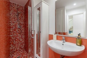 Shower, bidet, towels, shampoo - Elegant Duomo Loft with Elevator (Firenze)