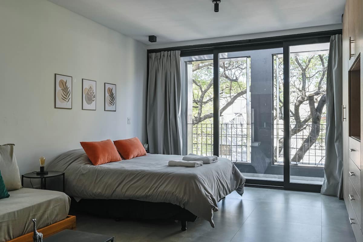 Apartment, Stadtblick (2B) | Schreibtisch, laptopgeeigneter Arbeitsplatz, Bügeleisen/Bügelbrett