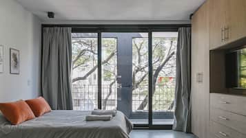 Apartment, Stadtblick (2B) | Schreibtisch, laptopgeeigneter Arbeitsplatz, Bügeleisen/Bügelbrett