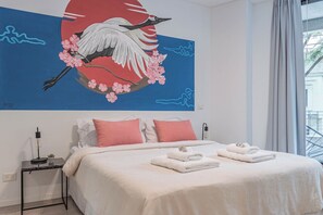 Familienapartment, Stadtblick | Schreibtisch, laptopgeeigneter Arbeitsplatz, Bügeleisen/Bügelbrett