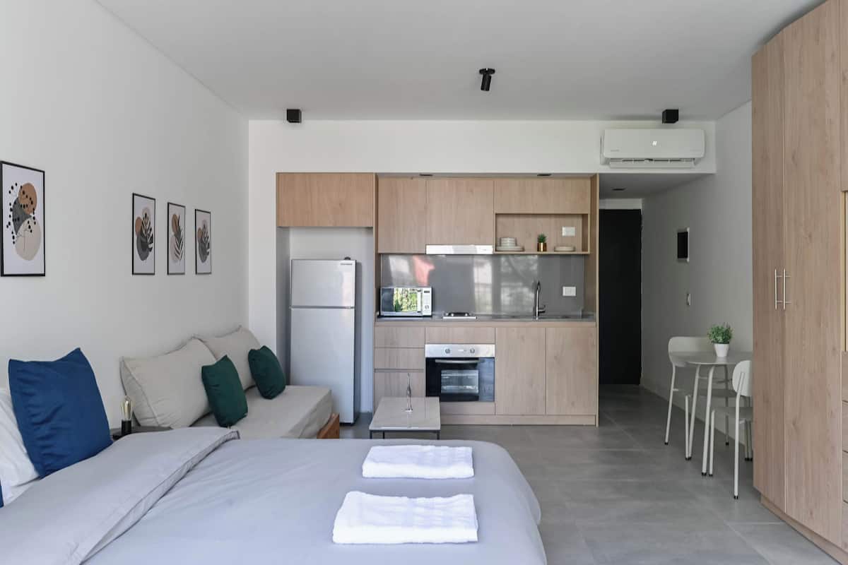Apartment, Stadtblick (2A) | Schreibtisch, laptopgeeigneter Arbeitsplatz, Bügeleisen/Bügelbrett