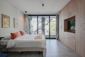 مكتب ومساحة عمل للكمبيوتر المحمول ومكواة/لوح كي وواي فاي مجانًا