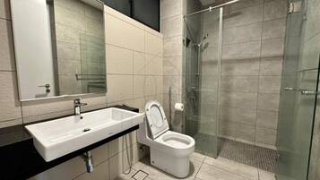 Ducha, artículos de higiene personal gratuitos y secador de pelo