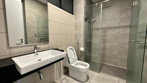 Shower, free toiletries, hair dryer, slippers - Sentral 108 Home Brickfields Bangsar (Kuala Lumpur)
