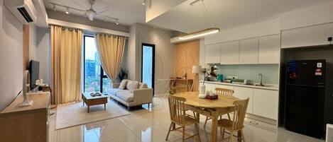 Appartement, vue ville | Coin séjour | Télévision à écran plat