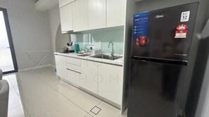 Fridge, microwave, dishwasher, cookware/dishes/utensils - Sentral 108 Home Brickfields Bangsar (Kuala Lumpur)