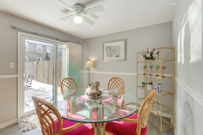 Apartment (3 Bedrooms) | Interior - Steps to River! Unit w/ Fenced Yard in Roebling (Roebling)