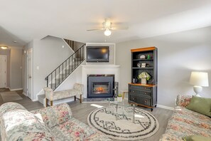 Apartment (3 Bedrooms) | Interior - Steps to River! Unit w/ Fenced Yard in Roebling (Roebling)