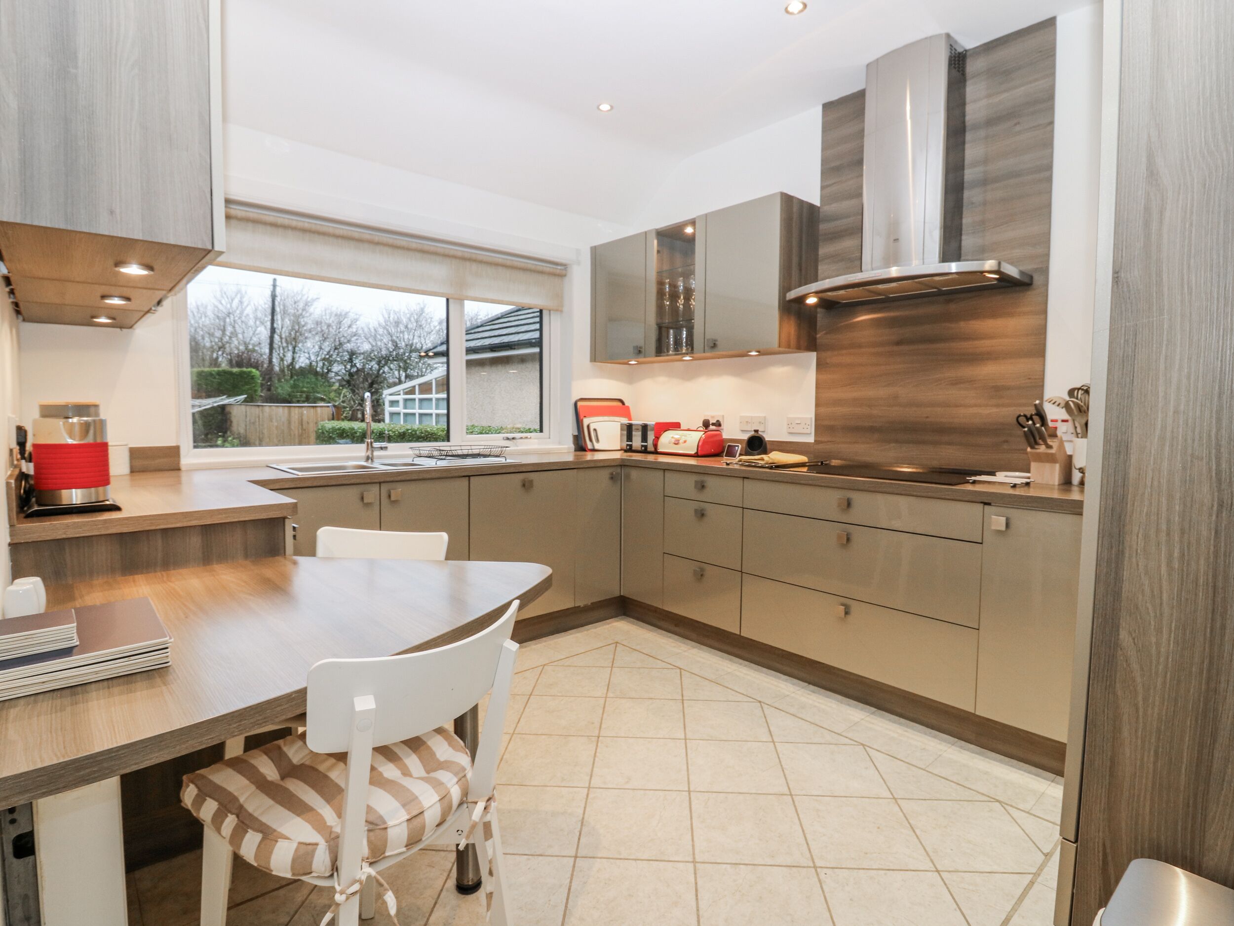 Lave-vaisselle, batterie de cuisine, vaisselle et ustensiles