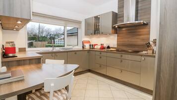 Lave-vaisselle, batterie de cuisine, vaisselle et ustensiles